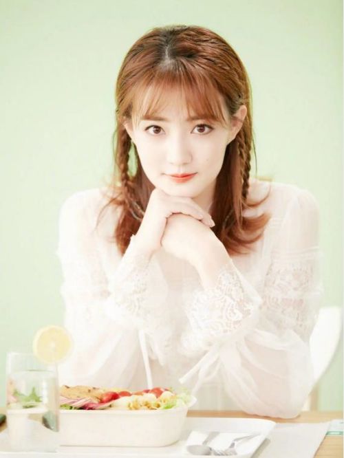 徐璐代言,徐璐代言费,徐璐形象代言,徐璐广告代言,徐璐明星代言
徐璐，1994年12月28日出生于内蒙古自治区呼和浩特市，毕业于中国人民解放军国防大学军事文化学院，中国内地影视女演员。
2008年，因在古装剧《红楼梦》中饰演薛宝琴而步入影视圈。2012年，凭借古装清宫剧《甄嬛传》受到关注。2013年，主演爱情剧 《爱在春天》。2014年主演校园浪漫偶像剧《一又二分之一的夏天》。2015年主演青春偶像剧《只因单身在一起》。2016年主演古装玄幻剧《墨客行》?。2017年主演校园励志片《闪光少女》；同年主演古装玄幻剧《海上牧云记》。2019年主演奇妙甜爱剧《爱上北斗星男友》、古装悬疑剧《长安十二时辰》。2020年主演年代谍战剧《风声》。2021年，主演都市爱情剧《若你安好便是晴天》、青春励志剧《良辰美景好时光》和青春现实剧《飞鸟集》。