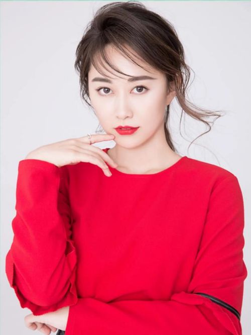 李东艾代言,李东艾代言费,李东艾形象代言,李东艾广告代言,李东艾明星代言
李东艾（原名李若斯），1989年4月30日出生于吉林省，毕业于吉林艺术学院，中国内地女演员。
2008年，出演由孙松，李佳主演的都市言情剧《相逢在雨后》，从而进入演艺圈。2009年9月，出演的由刘进执导的年代剧《秘密列车》播出。2010年8月，出演的由张嘉译、王海燕主演的都市情感剧《我是业主》播出。2011年9月，出演由金铁木执导的历史纪录片《大明宫传奇》。2012年2月，出演的悬疑片《火线追凶》开拍。2013年3月，出演由李红祥执导的青春励志片《黄连有点甜》。2015年11月，主演的青春武侠玄幻片《我的青春遇见妖》开机。2017年11月，出演的由博尔吉特、巴多主演的青春运动片《炸裂青春》上映。2018年9月，与姚星彤、立威廉共同主演的爱情片《冷恋时代》上映。