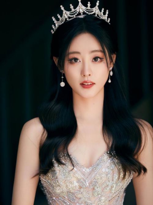 祝绪丹，1992年4月15日出生于黑龙江省齐齐哈尔市，中国内地影视女演员，毕业于中央戏剧学院2012级。
2013年，因出演普法栏目剧《卧底前传之姐妹篇》而开始了她的演艺生涯。2014年，凭借主演的微电影《爱神之夜》等获第二届“金海棠”奖。2017年，因出演古装玄幻剧《三生三世十里桃花》被观众熟知。2018年，祝绪丹出演的都市时尚剧《谈判官》播出；同年，她还主演了都市爱情剧《一千零一夜》。2019年，她主演的古装武侠剧《倚天屠龙记》在腾讯视频播出；同年，参加国内首档导演选角真人秀《演员请就位》。
2020年，主演的悬疑探案剧《心宅猎人》在爱奇艺播出。2021年5月，主演的古装仙侠网络剧《遇龙》开播；9月，主演的网络剧《程序员那么可爱》在腾讯视频播出。