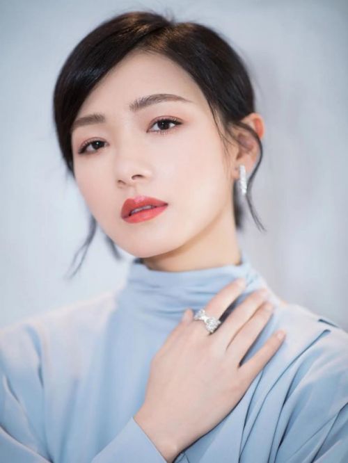 万茜，1982年5月14日出生于湖南省益阳市赫山区，中国内地影视女演员、歌手，毕业于上海戏剧学院表演系本科。
2002年，出演个人首部电视剧《金锁记》。2005年，参演《青天衙门2》。2006年，出演中国国家话剧院年度戏剧《荒原与人》。2007年，发行音乐专辑《万有引力》，获南北音乐盛典三项新人奖。2012年，主演古装电影《柳如是》。2014年，主演电影《军中乐园》。2017年，凭借电影《你好，疯子！》获得第24届北京大学生电影节最佳女演员奖。
2018年，出演都市职场剧《猎场》。2019年，出演年代谍战剧《脱身》。2020年出演现实题材剧《新世界》；6月，参加芒果TV选拔综艺《乘风破浪的姐姐第一季》，最终以第二名的成为组合X-SISTER成员。2021年主演电影《人潮汹涌》。2022年领衔主演都市职场剧《简言的夏冬》。2023年1月19日，参加春晚衍生节目《2023春晚进行时》。