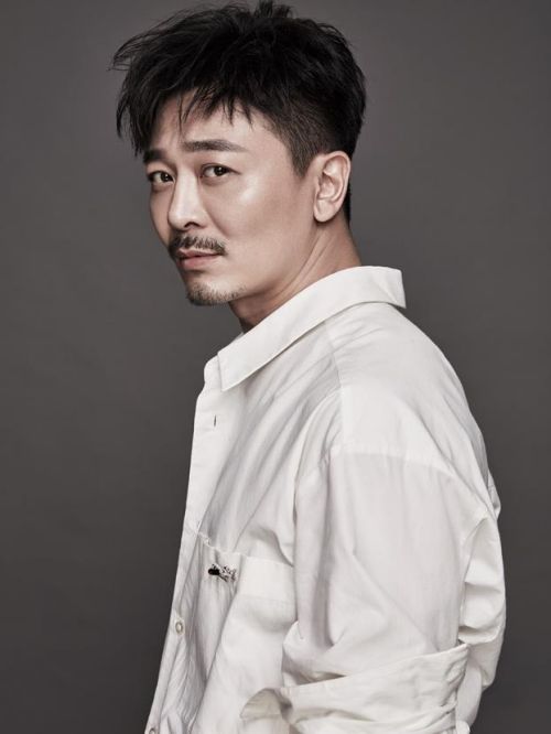 吴樾，1976年4月25日出生于河北省张家口市，回族，毕业于中央戏剧学院，中国内地男演员、国家一级演员、武术演员。
1997年，以全国表演专业第一名的成绩考入中央戏剧学院，毕业后又以表演专业第一名的成绩成为中国国家话剧院专业演员。2001年，吴樾出演电视剧《精武英雄陈真》。2003年主演电视剧《连城诀》。2004年主演电视剧《浪子燕青》。2005年主演抗战题材的情景喜剧《地下交通站》。2010年出演电视剧《西游记》。2013年，出演电影《制服》；2014年，出演电影《澳门风云2》。2015年出演电影《寒战2》《荡寇风云》《地雷战》。2016年，出演电视剧《青云志》；同年，参演电影《王牌逗王牌》《建军大业》《狂兽》《杀破狼·贪狼》；同年，参演话剧版《大宅门》中饰演男主角白景琦；2017年主演电影《东北往事》《英雄本色4》。2018年，参演电影《我说的都是真的》。