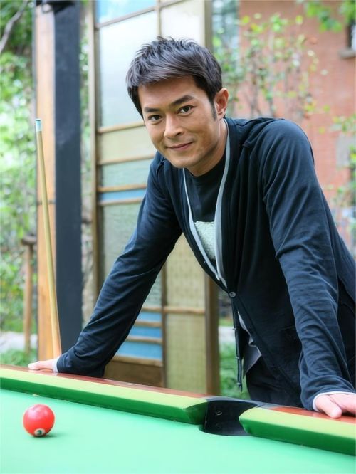 古天乐，1970年10月21日出生于中国香港，祖籍广东省中山市，中国香港男演员、歌手、香港演艺人协会会长。
1993年，古天乐签约TVB进入娱乐圈。1995年，在武侠剧《神雕侠侣》中首次担任男主角，饰演杨过而成名。1999年，出演刑侦剧《刑事侦缉档案IV》。2000年，主演家族剧《创世纪》。2001年，主演古装穿越剧《寻秦记》。2007年，出演剧情片《门徒》。2009年，主演传记电影《一个好爸爸》。2013年，主演警匪片《扫毒》。2015年担任香港国际电影节大使。2018年，主演动作片《杀破狼·贪狼》，夺得第12届亚洲电影大奖、第37届香港电影金像奖和香港电影导演会最佳男主角奖。2018年，获得第16届世界杰出华人奖；截止至2018年底，古天乐以“古天乐慈善基金”的名义先后在贵州等山区捐建100多所学校。2019年，主演动作片《犯罪现场》。2021年，主演游戏改编电影《真·三国无双》。