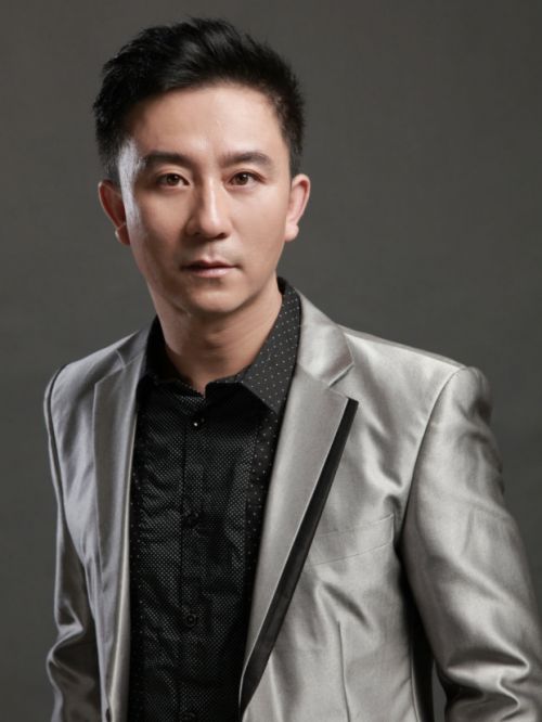 赵毅，1975年12月8日出生于中国北京市，毕业于中国戏曲学院，中国内地男演员。
1997年，参演胡玫执导的电视剧《雍正王朝》饰演李卫。2000年，出演郭宝昌执导的年代剧《大宅门》。2003年，主演《激情燃烧的岁月2》。2007年，参演电影《飞》，夺得第七届百合奖的“我最喜爱的电视电影十佳演员”奖。2009年，凭借《走四方》获得第9届数字电影百合奖优秀男演员奖。2013年，主演《闯关东前传》；凭借《信义兄弟》，获得第1届中国优秀农村题材电影表彰典礼优秀男主角奖。2015年12月，主演都市话题轻喜剧《私房钱》，饰演“北京土著”许大宝。2022年，参演的时装剧《玫瑰之战》在中央电视台电视剧频道首播。