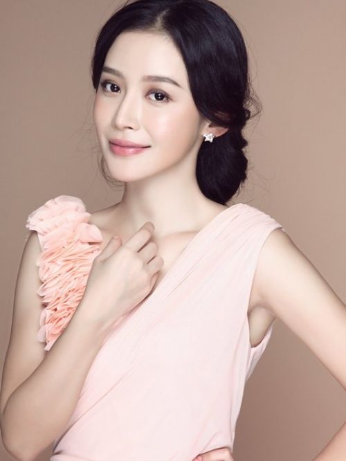 瑛子，原名敬虔，1月19日出生于重庆，中国内地女演员，毕业于重庆大学美视电影学院。
2005年，参演轻喜剧《别活得太累》，饰演女一号“邱芳”。2007年，参演灾难片《唐山绝恋》。2008年，参演女性励志剧《大国医》。2009年，参演悬疑剧《天敌》。2010年，参演《大舜》。2011年，参演谍战大戏《冷风暴》。2013年，参演由孔笙执导出演的大型抗日史诗剧《战长沙》；同年参演电视剧《青岛往事》。2014年，参演《老农民》。2016年，拍摄都市情感生活励志大剧《婚姻历险记》；同年主演电视剧《好家伙》。2017年6月，由瑛子担纲女一号献礼香港回归20周年的年度大剧《我的1997》登陆CCTV-1黄金档播出；7月，参演首部古装巨制《独孤皇后》；8月，主演大型法治题材电视剧《阳光下的法庭》。