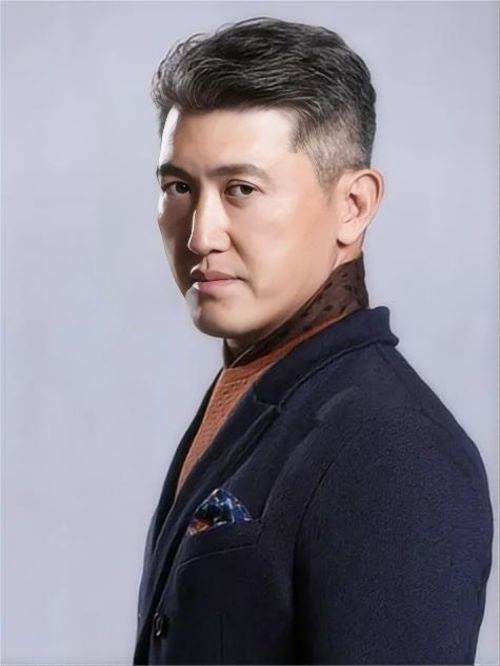 赵龙豪，原名赵纯阳、赵春羊，1973年7月1日出生于黑龙江省哈尔滨市，中国内地影视男演员，毕业于中央戏剧学院。
1995年，出演个人首部电视剧《西施》，从而正式进入演艺圈。2000年，出演年代情感剧《爱在冰雪纷飞时》。2003年，在年代情感剧《关中匪事》中饰演罗玉璋。2004年，主演青春励志剧《蓝狐》。2005年，主演战争电影《东江特遣队》。2007年，出演家庭伦理剧《?；丶铱纯础?。2008年，主演年代情感剧《远山》。2009年，出演民国商战剧《大掌柜》。2010年，主演抗战剧《地道英雄》。2011年，出演电视剧《云飞丝路天》。2012年1月1日，主演革命战争剧《光荣大地》。2013年，主演革命战争剧《冒牌英雄》。2015年，主演年代剧《金水桥边》。2016年，主演革命战争剧《红色护卫》、反腐题材电视剧《国家行动》。2017年，主演古装剧《大秦帝国之崛起》、当代检察反腐剧《人民的名义》。2019年，参演电视剧《神探柯晨》。