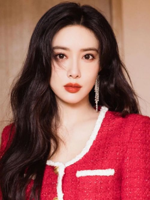 孟子义，1995年12月5日出生于吉林省长春市，中国内地女演员，毕业于北京电影学院表演系。
2014年，出演古装传奇剧《武神赵子龙》。2015年，出演反腐涉案剧《人民检察官》。2016年，出演都市偶像剧《何所冬暖，何所夏凉》、现代情感剧《凉生，我们可不可以不忧伤》。2017年1月，出演古装武侠剧《射雕英雄传》、古装玄幻剧《将夜》。2018年，主演古装仙侠剧《陈情令》、都市情感剧《我不是购物狂》。2021年，出演古装武侠剧《说英雄谁是英雄》、古装剧《造作时光》、联合主演武侠励志古装剧《雪中悍刀行》。2022年，出演悬疑奇幻网剧《西出玉门》；5月23日，主演古装武侠剧《说英雄谁是英雄》、仙侠剧《沉香如屑》、古装爱情仙侠剧《沉香重华》；8月30日，参加的综艺节目《心动的信号第五季》播出。