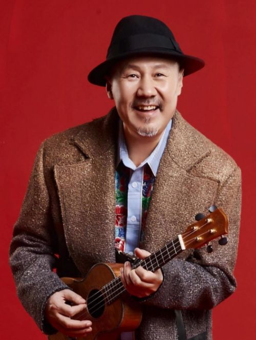 腾格尔，1960年1月15日出生于内蒙古自治区鄂尔多斯市鄂托克旗额尔和图苏木，蒙古族，毕业于天津音乐学院，中国男歌唱家，中央民族歌舞团副团长，国家一级演员，中国音乐家协会理事，中央国家机关颁发的五一劳动奖章获得者，全国劳动模范。
1986年创作并演唱歌曲《蒙古人》，一举成名；同年推出第一张个人专辑《你和太阳一同升起》。1992年应邀赴台北举行个人演唱会，在海峡两岸引起轰动，成为建国以来内地到台湾举行个人演唱会的第一位歌手。1993年组建苍狼乐队，任队长兼主唱。1994年在电影《黑骏马》担任该片的全部音乐创作和主唱，并获第19届蒙特利尔国际电影节获最佳音乐艺术奖。2001年凭借歌曲《天堂》获得首届中国音乐金钟奖声乐作品铜奖。2004年荣获“五一劳动奖章”。2009年发行的专辑《云中的月亮》获得2009年度十大发烧唱片“年度最佳民族声乐演唱专辑”。2013年发行原创歌曲《桃花源》。