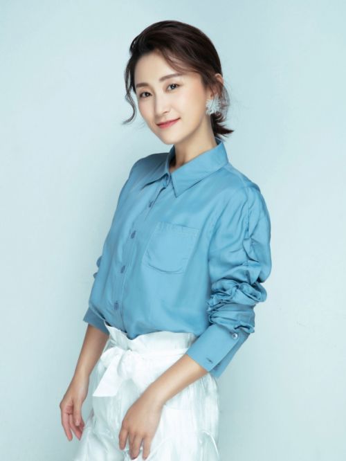 赵秦，1月13日出生于北京市，中国内地女演员，毕业于中央戏剧学院。
2006年，出演电视剧《金婚》。2011年，在宫廷剧《甄嬛传》饰演富察贵人一角。2010年，主演电影《古田1929》。2012年，参演历史情感剧《叶落长安》。2014年，参演古装剧《兰陵王妃》、抗战剧《嫂子嫂子》。2015年参演旅游卫视情景剧《美食公寓》；3月，出演年代喜剧《戏台》、话剧《托儿》。2016年，出演电视剧《结义风云》；5月，主演现代都市剧《典当行》、当代都市剧《鼓楼外》。2017年，出演医疗剧《急诊科医生》、古装传奇剧《知否知否应是绿肥红瘦》。2018年，主演穿越武侠轻喜剧《唐砖》、外交题材电视剧《外交风云》。2019年，主演都市情感剧《甜蜜》。2020年，主演红色题材电影《浴血誓言》。2021年，主演悬疑涉案剧《重生之门》；同年主演话剧《人世间》。