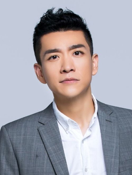 冯兵，1983年3月8日出生于山东省淄博市，毕业于北京电影学院表演系，中国内地男演员。
2014年，出演战争剧《小宝和老财》，从而进入演艺圈。2015年，主演的史诗电影《大变局之梦回甲午》上映。2016年，主演的古装民族电影《丝路英雄·云镝》上映。2018年，主演的校园轻喜剧《我的女友要上天》播出；同年，主演的动作犯罪电影《绝命枪王》上线?[3]。2019年，出演律政剧《完美证据》。2020年，出演的剧情电影《莫尔道嘎》首映。
2021年，出演的犯罪动作电影《雷霆行动》上线；同年，出演的都市刑侦剧《双探》播出。2022年，出演的悬疑探案剧《猎罪图鉴》和当代军旅剧《特战荣耀》相继播出。2023年，出演的反黑刑侦剧《狂飙》在中央电视台播出。