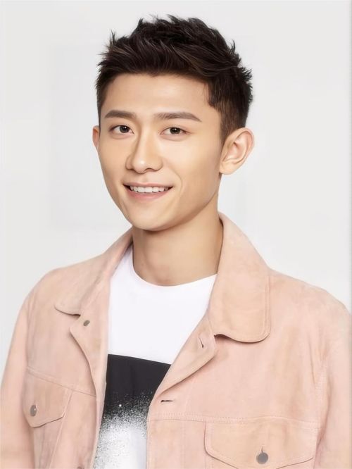 张一山，1992年5月5日出生于中国北京市西城区，毕业于北京电影学院，中国内地男演员。
2000年，出演首部电视剧作品《小兵张嘎》。2004年，因在少儿题材的情景喜剧《家有儿女》中饰演刘星后而被观众们熟知。2008年，出演少年励志电影《扣篮对决》。2009年，主演儿童电影《寻找成龙》。2010年，考入北京电影学院。2011年10月9日，张一山夺得《舞林大会》的冠军；主演战争励志轻喜剧《大号小兵》。2014年，主演都市家庭轻喜剧《食来孕转》。2016年，主演刑侦网剧《余罪》第一、二季；随后出演战争剧《我的父亲我的兵》。2017年，主演的都市情感剧《春风十里，不如你》播出。2018年5月29日，主演的情景喜剧《家有儿女初长成》首播。2020年8月27日，张一山名列《2020福布斯中国名人榜》第49位。2021年5月，参演重大革命历史题材剧《光荣与梦想》。