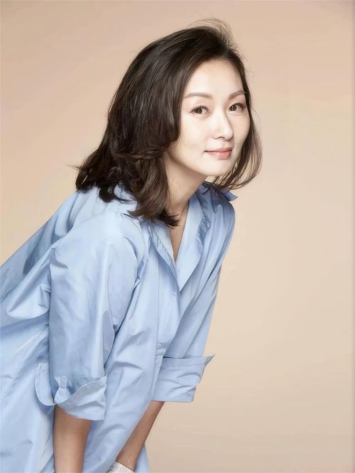 郑家榆，1971年5月30日出生于中国香港，祖籍山东日照，中国台湾女演员。
郑家榆在台湾出道的女演员，1995年主演电影《流浪舞台》而出道。2000年因主演古装剧《怀玉公主》而成名。2002年在古装喜剧《风流少年唐伯虎》中饰秋香。2003年出演灵异悬疑剧《第八号当铺》。2004年开始进入中国大陆发展，在古装历史剧《荆轲传奇》中饰叶小沪。2006年主演励志爱情剧《加油！晓惠》。2009年主演古装喜剧《开封有个包青天》，同年拍摄完电影《我的左手和右手》后息影三年。2013年复出参演偶像剧《幸福街第3号出口》。