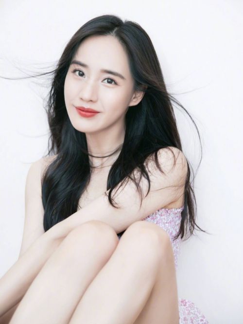 王智，原名王紫瑄，1982年7月29日出生于中国辽宁省鞍山市，毕业于中央戏剧学院，中国内地女演员、功夫女星。
2011年王智主演年代动作剧《马永贞》，2014年主演的都市家庭情感剧《妻子的秘密》播出。2015年在喜剧电影《夏洛特烦恼》中成功演绎秋雅一角，被媒体誉为国民初恋，并凭借该片获得金羊奖澳门国际电影节首届最具潜质奖、第33届大众电影百花奖最佳女配角提名。2016年出演电视剧《超级翁婿》和《凉生，我们可不可以不忧伤》。2017年领衔主演电影《人间·喜剧》。2018年主演喜剧电影《新乌龙院之笑闹江湖》。2019年出演科幻片《流浪地球》。代表作品：《夏洛特烦恼》《人间·喜剧》等。