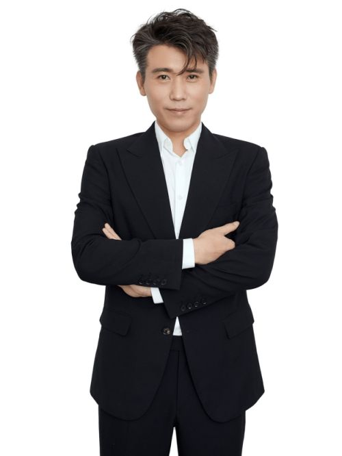 李乃文，1974年10月18日出生于宁夏回族自治区，籍贯天津，中国内地男演员，毕业于中央戏剧学院。
1998年，开始从事话剧演出，先后出演了《恋爱的犀?！贰渡钚恪返榷嗖炕熬缱髌?。2003年，主演情景喜剧《好市多多》。2004年，主演都市情感剧《动什么别动感情》。2006年，主演都市励志电影《围剿》。2007年，主演战争电影《集结号》。2009年主演剧情电影《重来》。2010年主演剧情电影《我是植物人》。2011年，主演年代情感剧《钢的琴》。2012年，主演都市情感喜剧《玫瑰炒肉丝》。2018年，主演都市情感剧《恋爱先生》、年代情感剧《爱情的边疆》。2020年，主演古装剧《大秦赋》。2022年主演年代谍战剧《信仰》、家庭悬疑剧《回来的女儿》。2023年，获得中央广播电视总台第1届中国电视剧年度盛典年度男演员奖；同年主演的警匪犯罪电影《坚如磐石》上映。