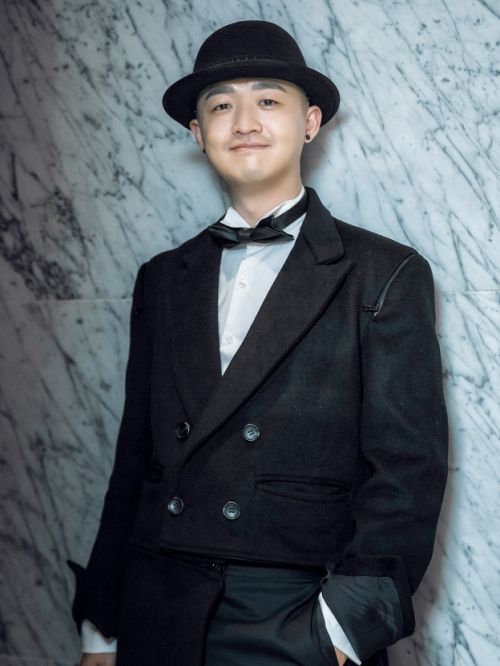 包贝尔，原名艾志超，1984年5月3日出生于黑龙江省哈尔滨市，中国内地男演员、导演，毕业于北京电影学院继续教育学院大专班。
2003年因在电视剧《别动我的抽屉》饰演李涛而出道。2008年凭借《复活的三叶虫》中齐小满一角在第16届大学生电影节获得“最受欢迎男演员”提名。2010年出演电影《决战刹马镇》。2011年出演电影《画壁》。2013年5月出演喜剧电影《临终囧事》。2014年出演古装电视剧《大汉情缘之云中歌》。2015年9月25日，参演喜剧电影《港囧》。12月，包贝尔执导古装电视剧《欢喜密探》。2016年包贝尔与母亲包锋加盟真人秀《旋风孝子》；同年主演电影《陆垚知马俐》。2017年，包贝尔监制并主演科幻喜剧《欢喜猎人》。2018年，包贝尔出品网络大电影《暴走狂花》；同年自编自导喜剧片《胖子行动队》上映。2019年主演犯罪动作电影《“大”人物》。2020年领衔主演喜剧电影《我的女友是机器人》。2020年，出演现实题材电影《勇敢的你》。