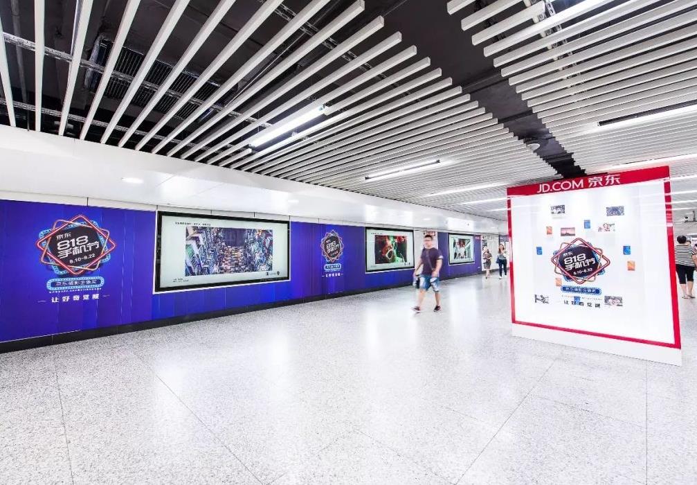 青岛地铁品牌墙广告.jpg 青岛地铁品牌墙广告.jpg