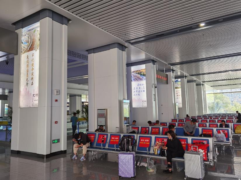 无锡站高铁灯箱广告.jpg 无锡站高铁灯箱广告.jpg