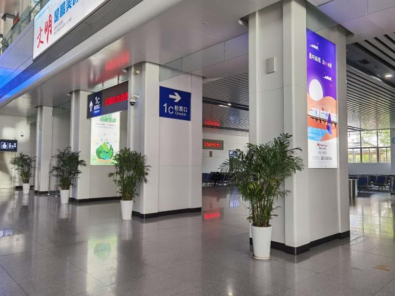 无锡站高铁灯箱广告.jpg 无锡站高铁灯箱广告.jpg